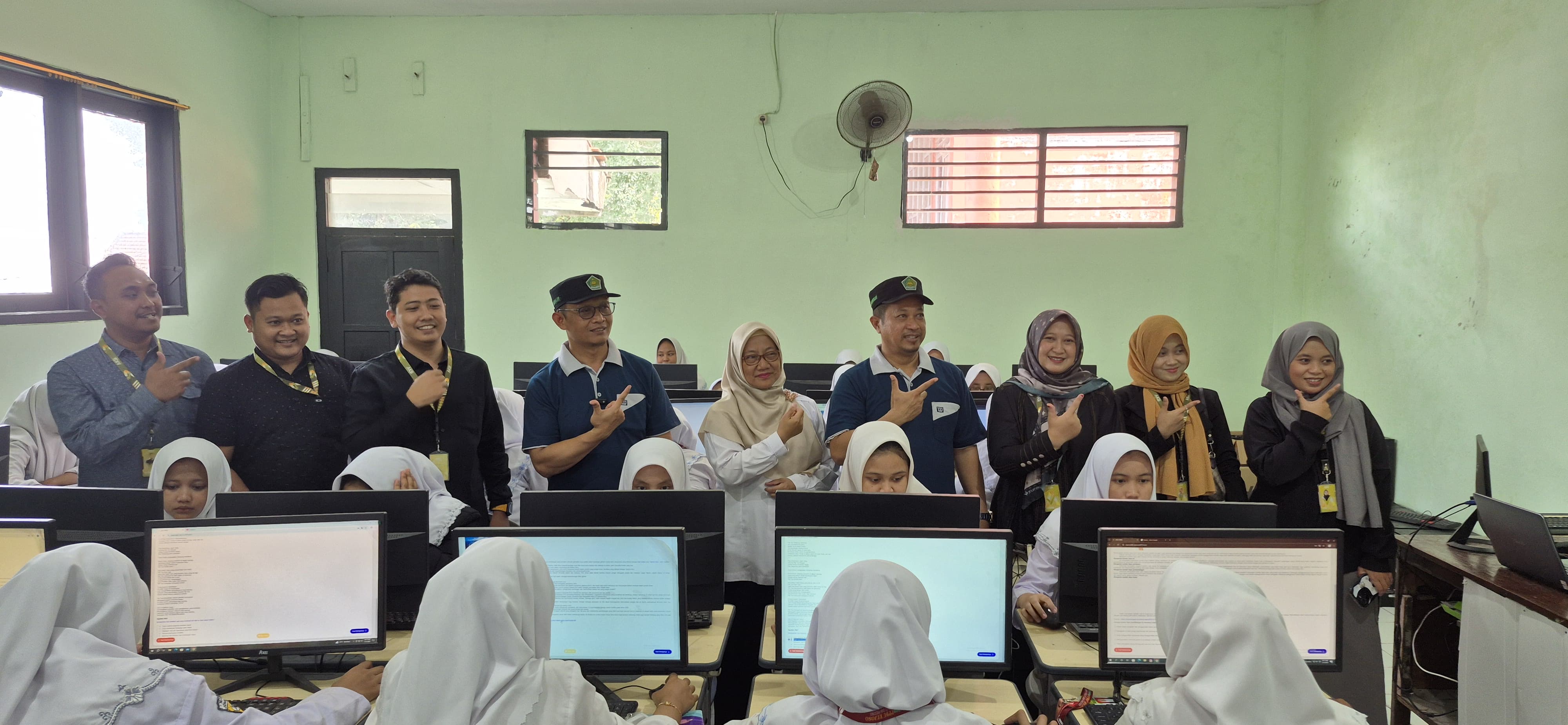 Kepala MAN 2 Jombang, Erma Rahmawati MPdI bersama tim dari AKSI Institution memantau Tryout ANBK, Selasa (21/1).