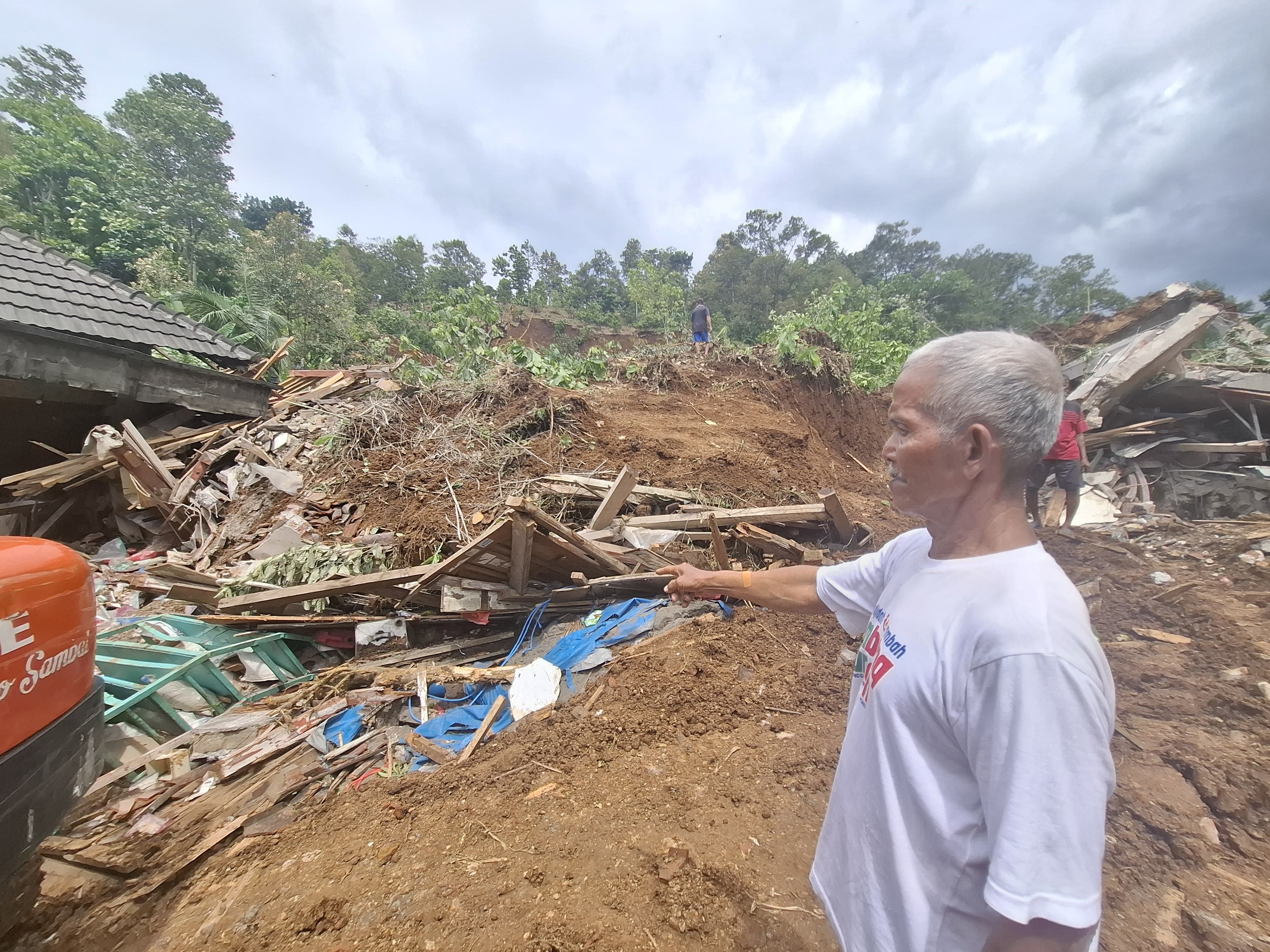 Sanimin, menunjukkan rumahnya yang kini rata dengan tanah akibat bencana tanah longsor Wonosalam Jombang