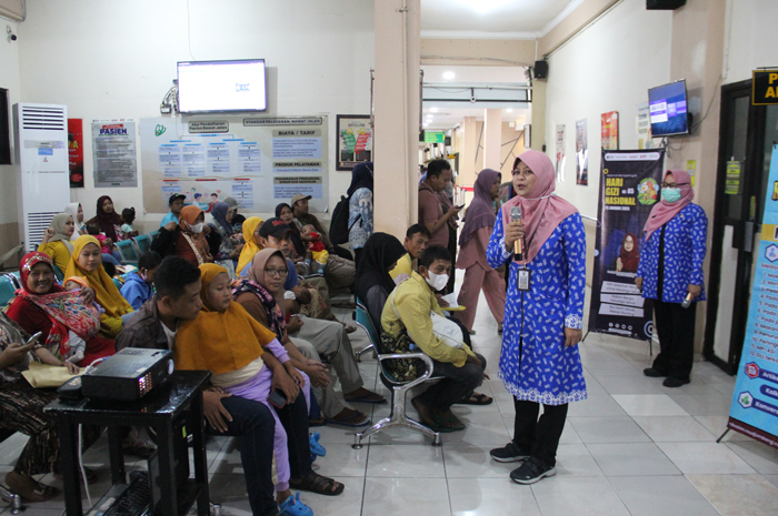 Kepala Instalasi Gizi RSUD Jombang, Evi Cahyaningtyas Dwi Hariani SGz saat melakukan sosialisasi kepada pasien di depan Poli Anak RSUD Jombang, kemarin.