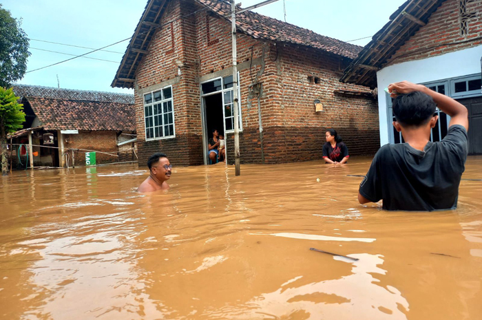 Banjir yang merendam Desa Kademangan, Mojoagung bertahan hingga hari kedua atau Kamis (23/1)