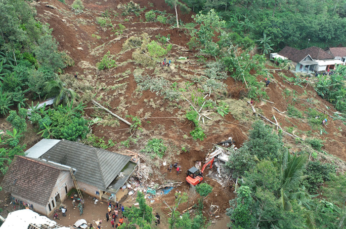 Kondisi tanah longsor yang mengubur 4 rumah di Dusun Sambirejo, Wonosalam Jombang sejak Kamis (23/1)