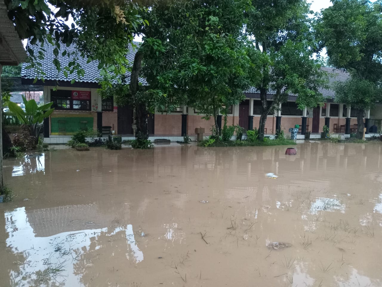 Banjir yang merendam SDN Betek 2 Mojoagung Jombang membuat aktivitas belajar mengajar terganggu
