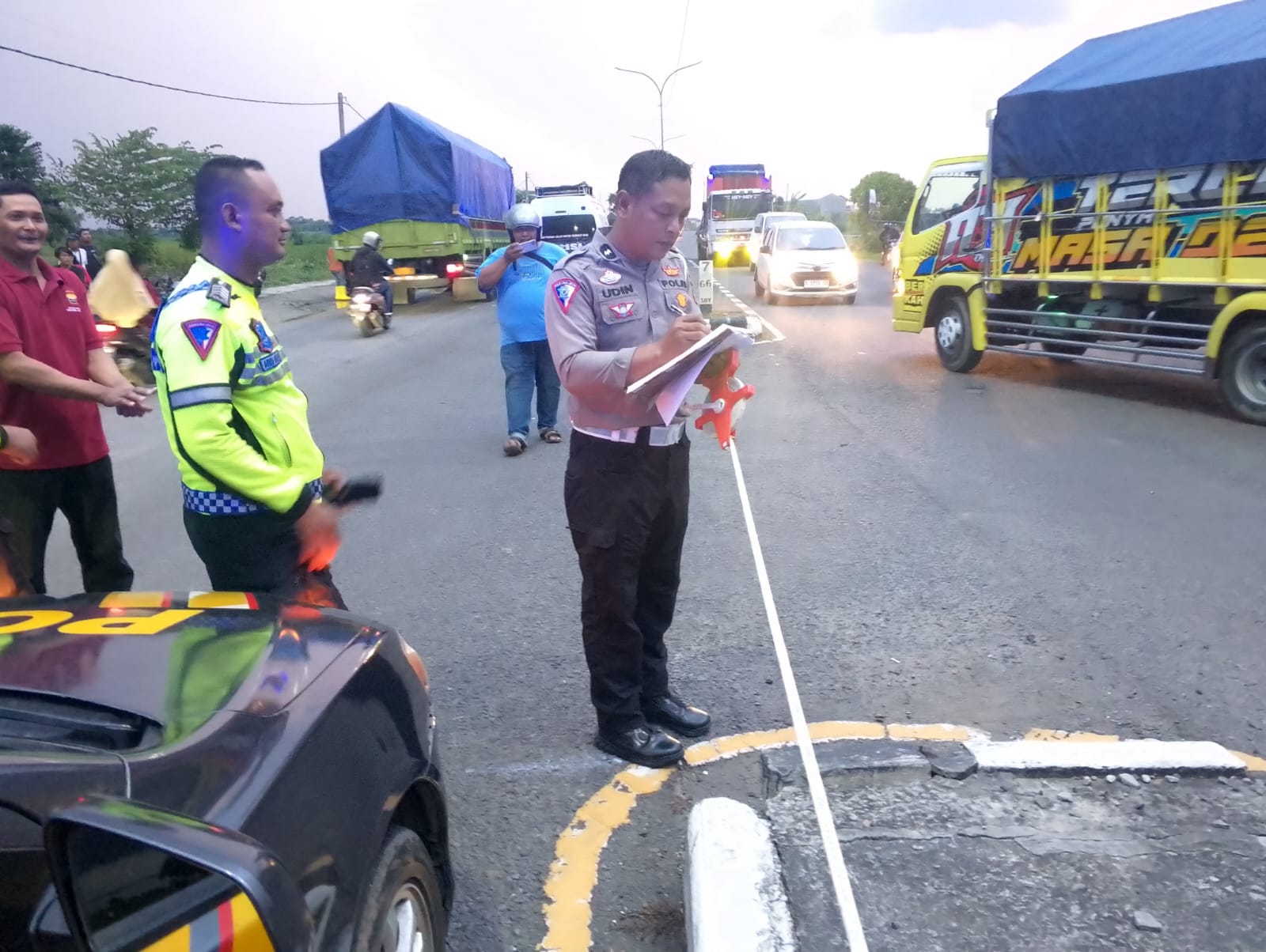 Polisi saat melakukan olah kejadian perkara di lokasi tabrakan maut Ringroad Mojoagung Jombang