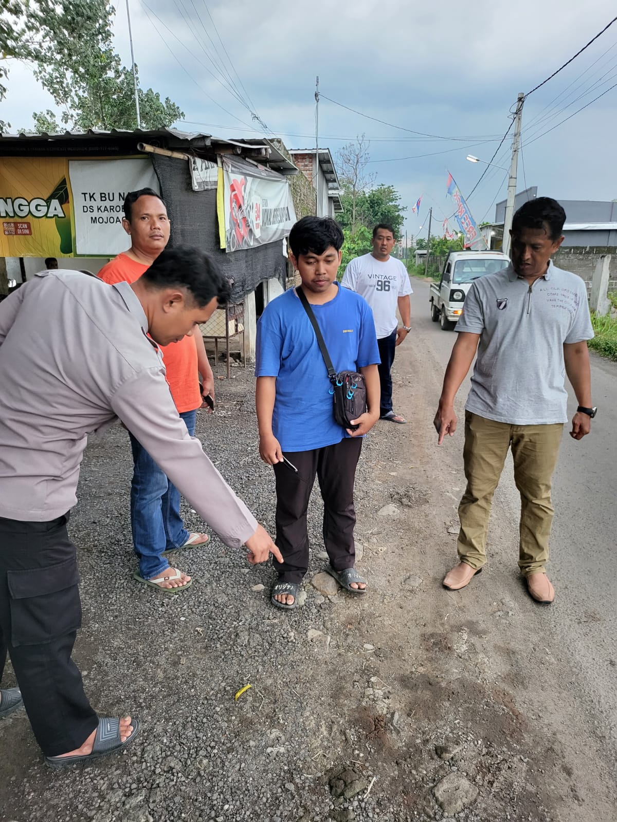 Polisi saat melakukan olah kejadian perkara kasus begal di dekat Ringroad Mojoagung Jombang