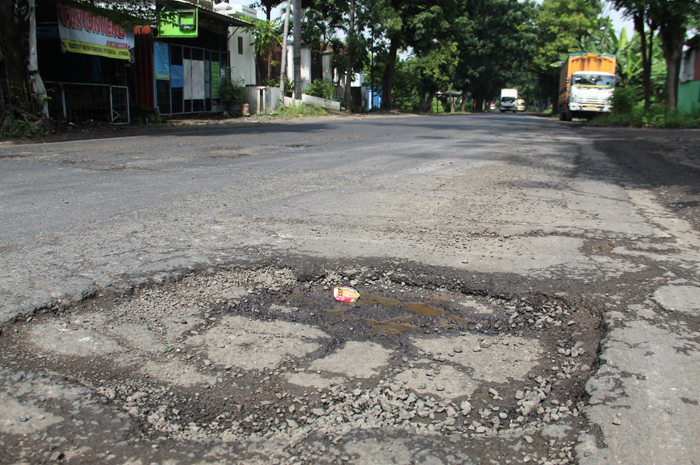 Kondisi jalan nasional disepanjang Jl Mastrip menuju Terminal Kepuhsari Jombang dihiasi lubang menganga kemarin (24/1).