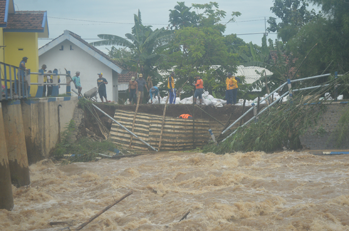 Sayap Dam Balongsono di Di Desa Talunkidul, Kecamatan Sumobito Jombang yang ambrol.