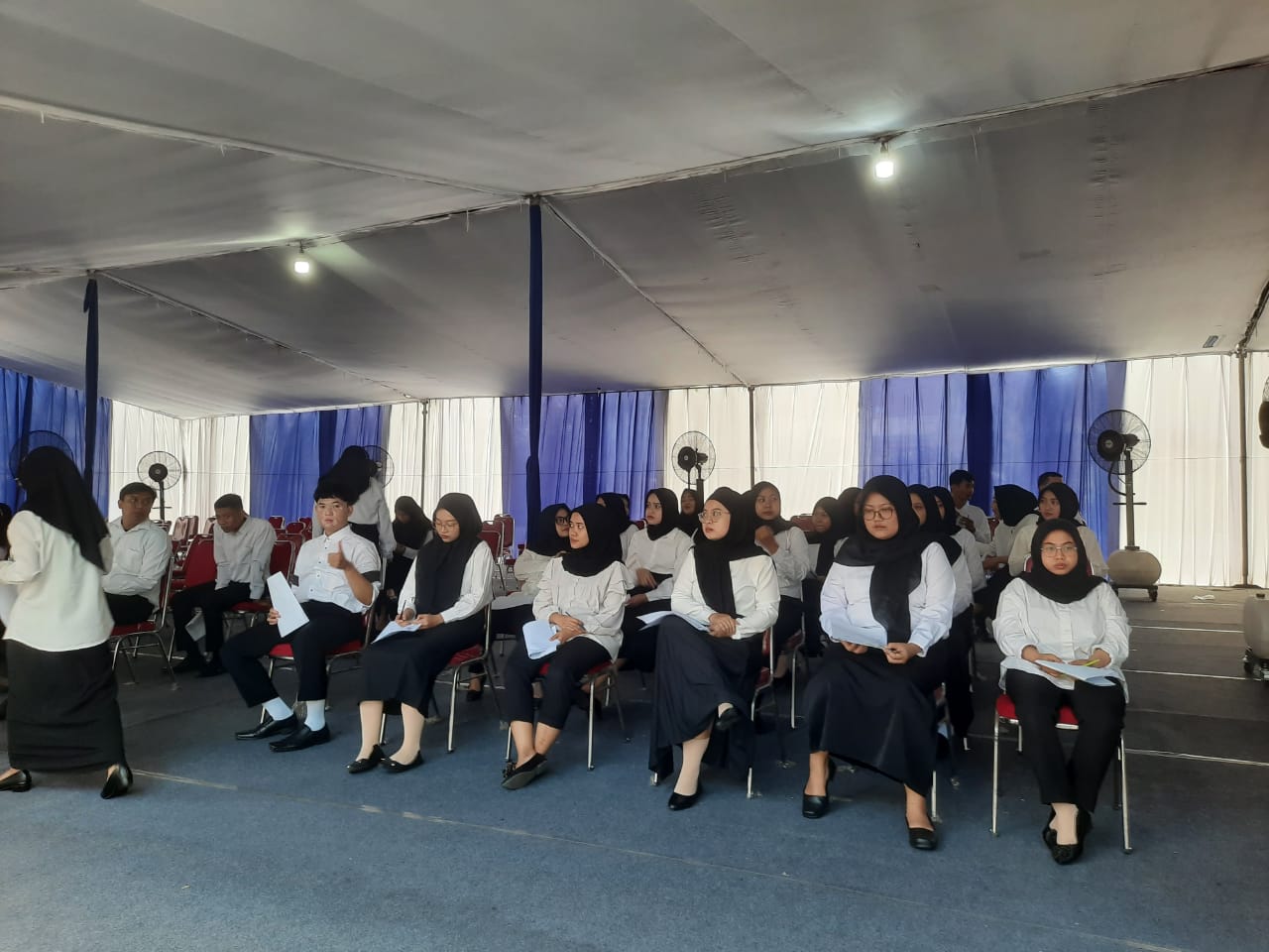 Peserta seleksi kompetensi dasar CPNS sebelum memasuki ruangan di BKN Kanreg II Surabaya (4/11) lalu.