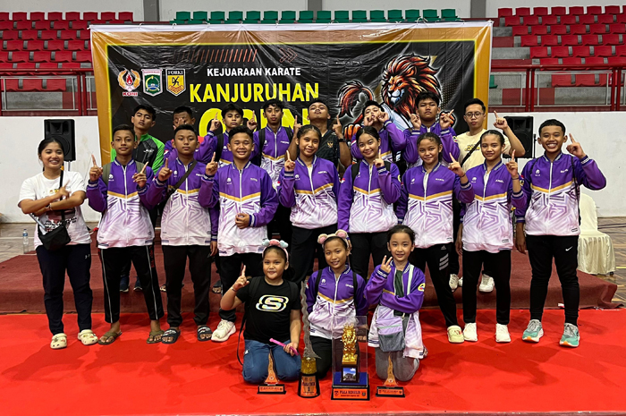 Karateka Jombang menunjukkan trofi juara umum yang diraih dalam Kanjuruhan Open di Malang, Sabtu-Minggu (18-19/1).