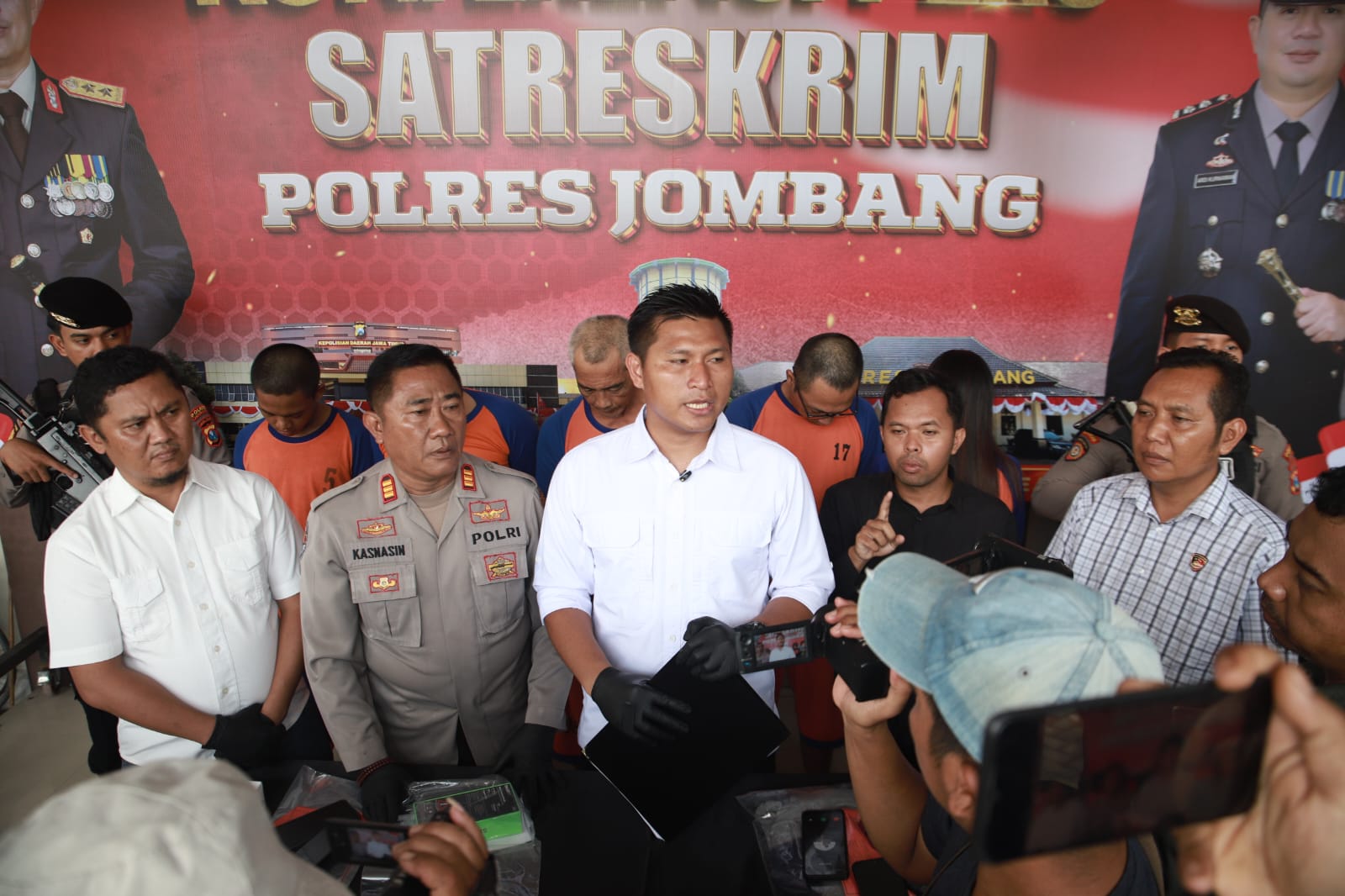 Satreskrim Polres Jombang saat melakukan press release kasus curanmor dengan 5 tersangka
