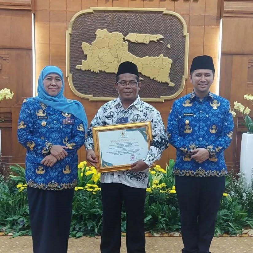 Syamsul Ma&rsquo;arif menerima penghargaan dari Gubernur Jatim Khofifah Indar Parawansa pada 2022.