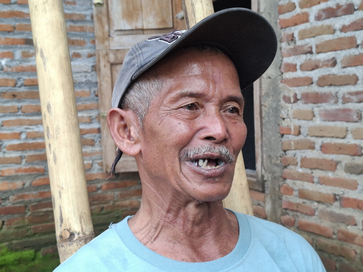Sanimin, 72, warga terdampak longsor Wonosalam Jombang yang mengaku tak mau pindah ke Huntara dan memilih bertahan di kebun miliknya