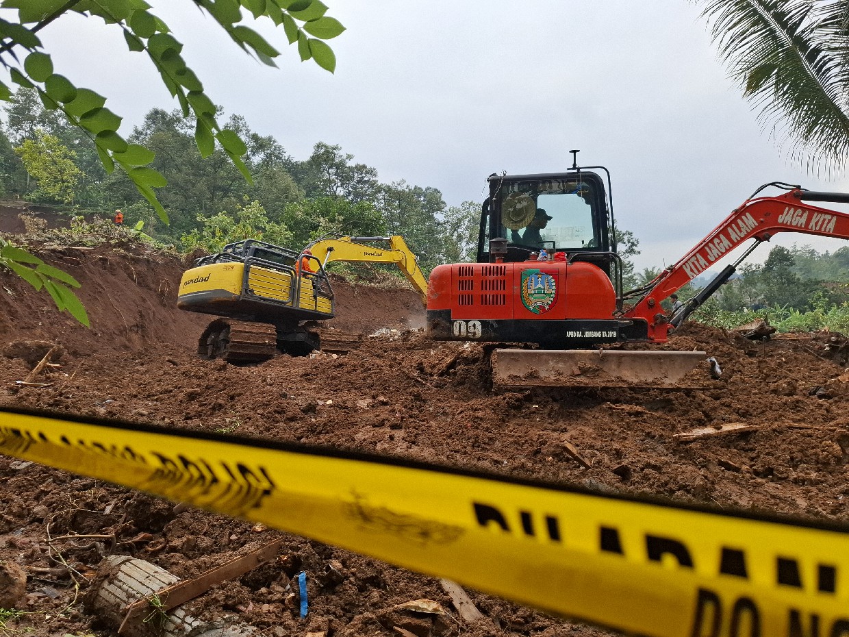 Proses pembersihan material longsor di Wonosalam Jombang dihentikan sementara karena faktor keamanan dan kondisi tanah yang tidak stabil