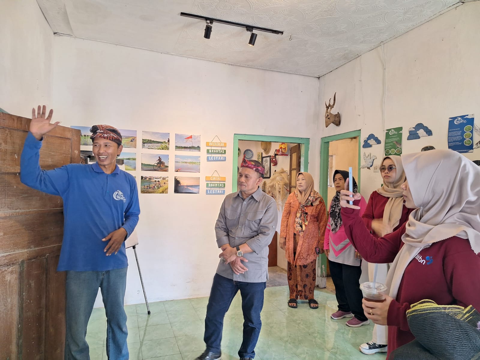 SERIUS: Plt Camat Megaluh Nurdin Purwoko (pakaian cokelat) dalam kunjungannya ke Pasar Brantas, Desa Ngogri, Kecamatan Megaluh, Jombang, Minggu (26/1).
