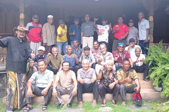 KOMPAK: Pemain PSID Jombang era 1978-1996 dalam temu kangen di Desa Plandi, Kecamatan Jombang, Minggu (26/1).