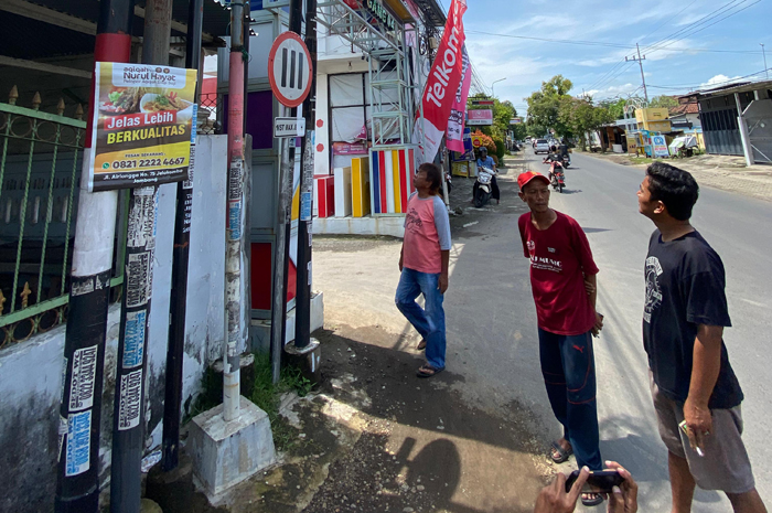 DIKELUHKAN: Pemasangan tiang internet di Jl Kapten Pierre Tendean dikeluhkan, warga setempat kemarin (27/1).
