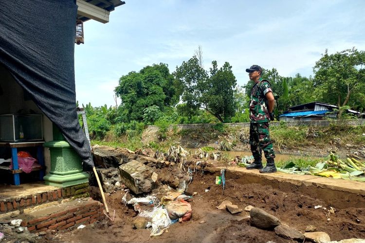 Kondisi tanggul Sungai Catakbanteng, di Mojoagung Jombang yang jebol diterjang banjir