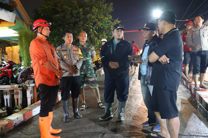 Pj Bupati Jombang Teguh Narutomo saat meninjau lokasi tanggul jebol di Kagulan, Janti, Mojoagung Jombang Senin (27/1) malam