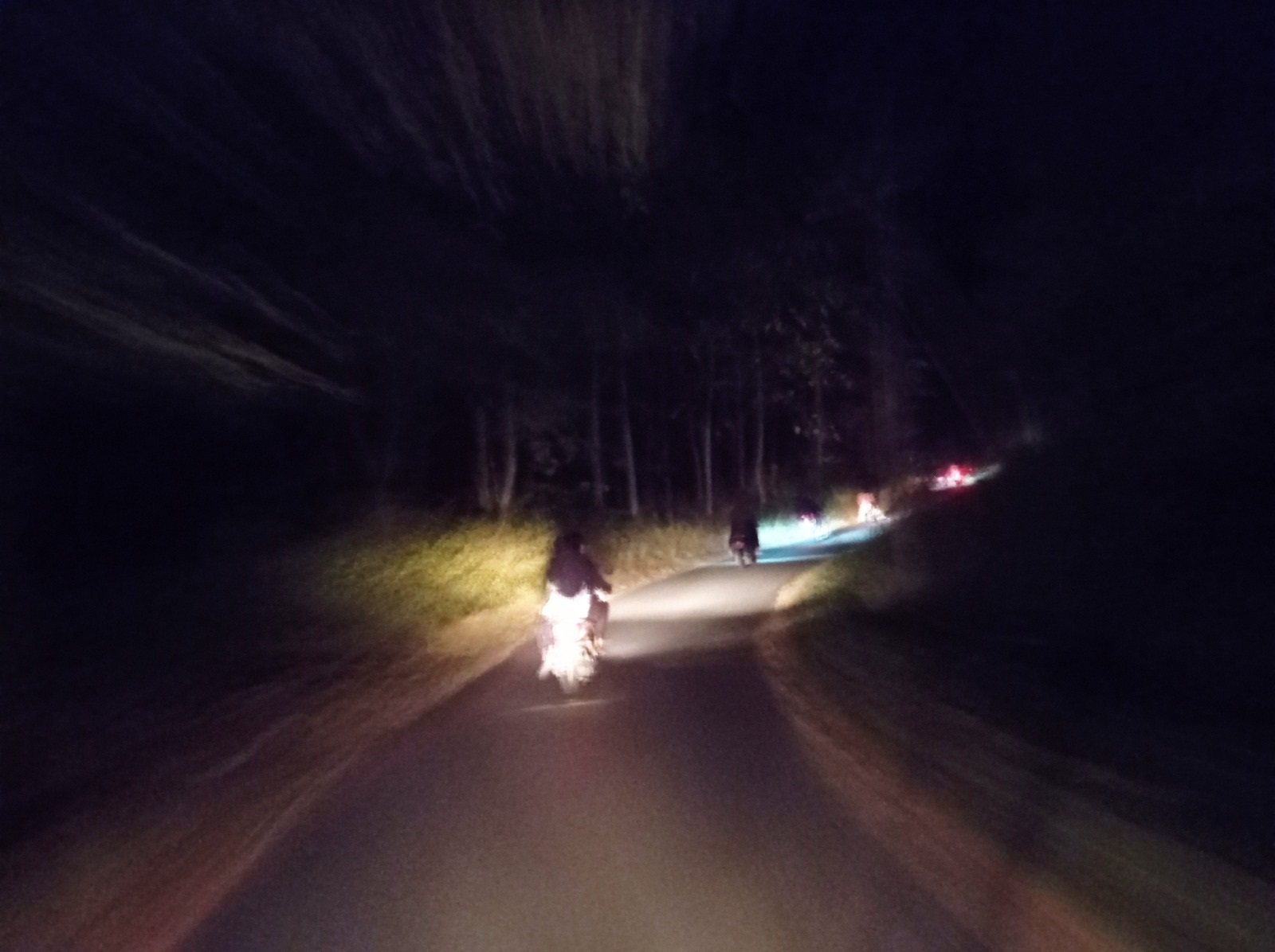 Jalan kabupaten di Plandaan Jombang ini belum terpasang PJU