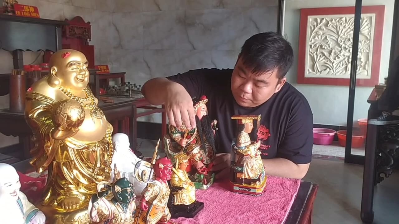 Sejumlah rupang dewa juga dimandikan jelang Imlek