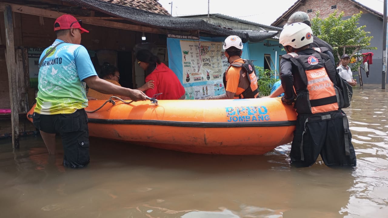 Banjir merendam permukiman warga di Desa Pulolor Jombang