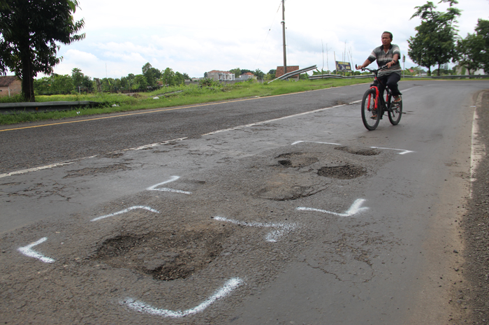 : Kondisi jalan nasional di sepanjang Jl Mastrip Jombang dipenuhi lubang menganga, Rabu (29/10).