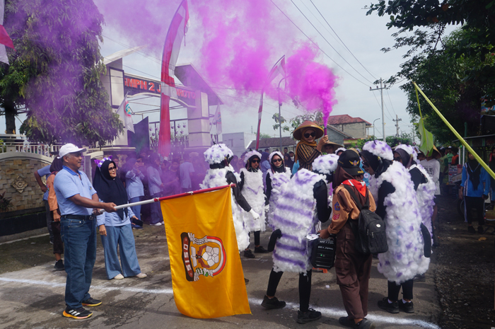 Kepala SMPN 2 Jogoroto, Edy Purnomo SPd MM, memberangkatkan peserta gerak jalan kreasi, Rabu (22/1).