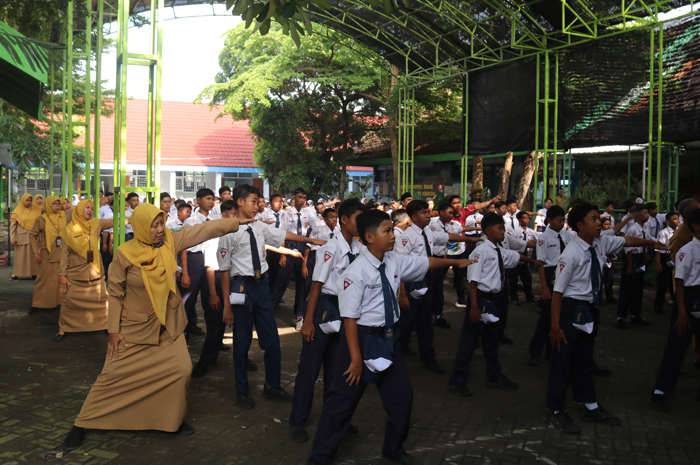 Guru dan siswa SMPN 2 Ngoro melakukan senam bersama sebelum kegiatan pembelajaran.