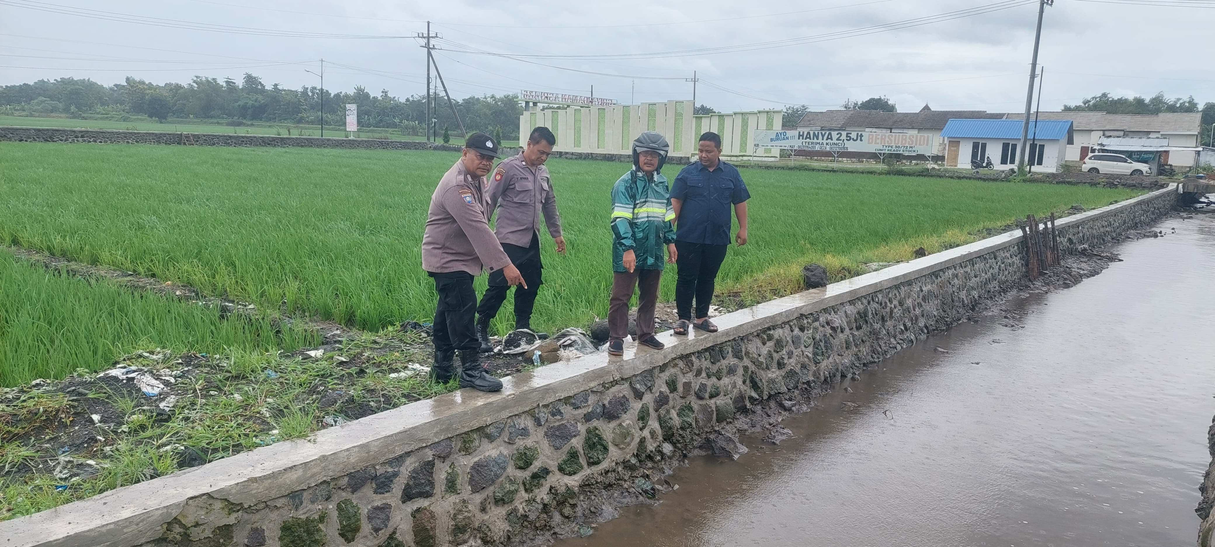 Polisi melakukan olah kejadian perkara di lokasi meninggalnya buruh tani yang keracunan pestisida