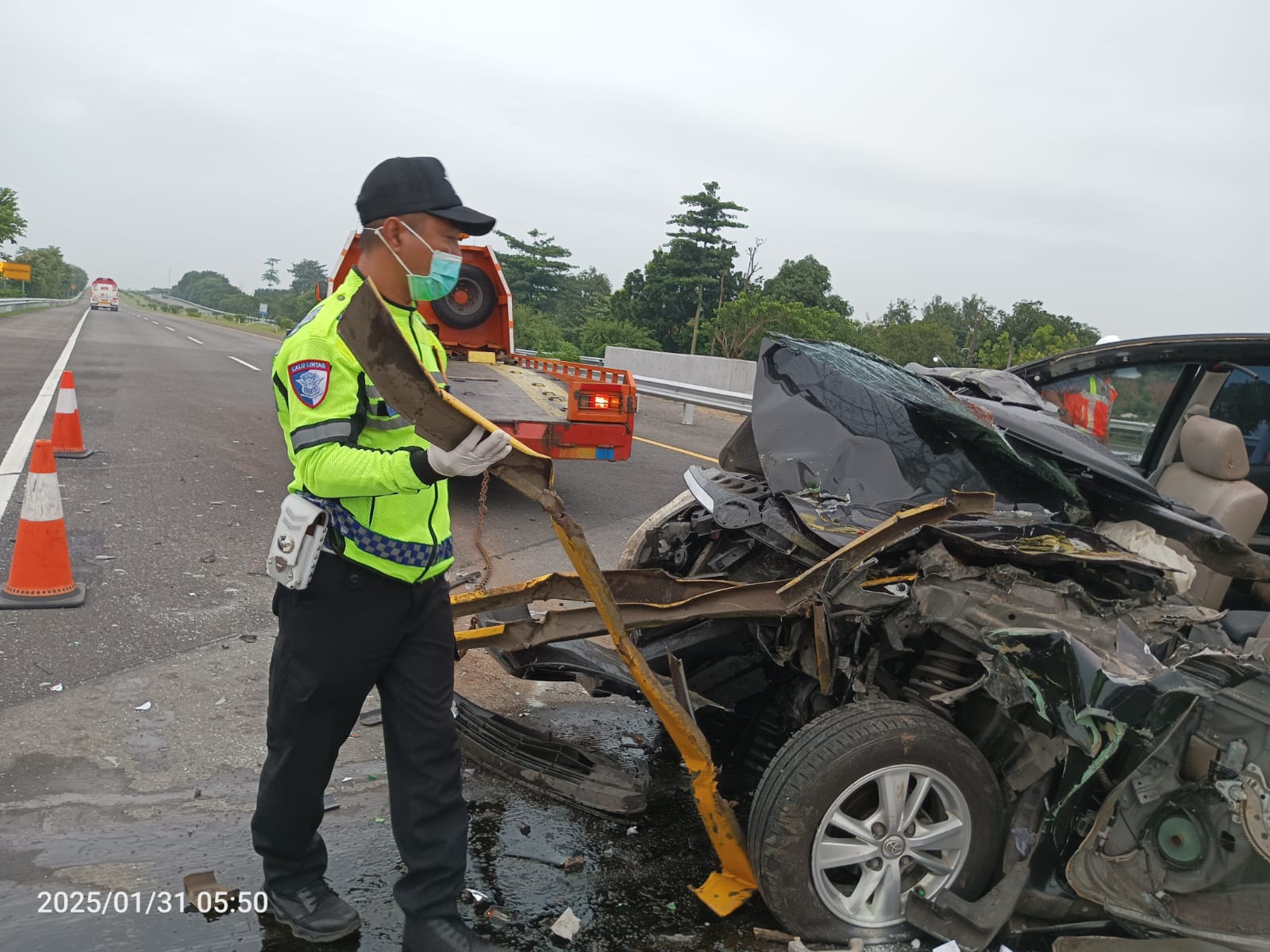 Kondisi Toyota Avanza yang menabrak truk dan menewaskan dua orang di Tol Jombang Mojokerto (31/1) pagi