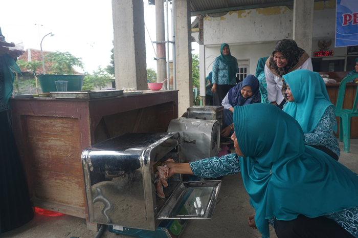 Kepala Desa Asemgede Lastinah (berbaju putih) bersama para ibu rumah tangga yang tergabung dalam TP-PKK saat pelatihan membuat kue di pendopo kantor desa.
