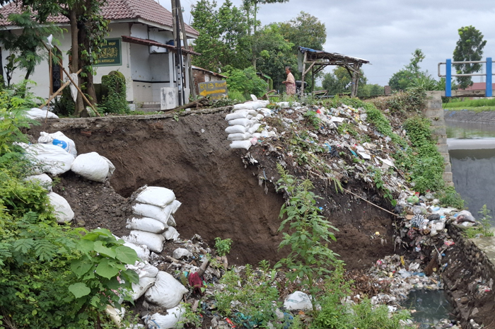 Kondisi tanggul Sekunder Rejoagung 2 di Desa Mayangan, Jogoroto, Jombang yang rontok diterjang banjir