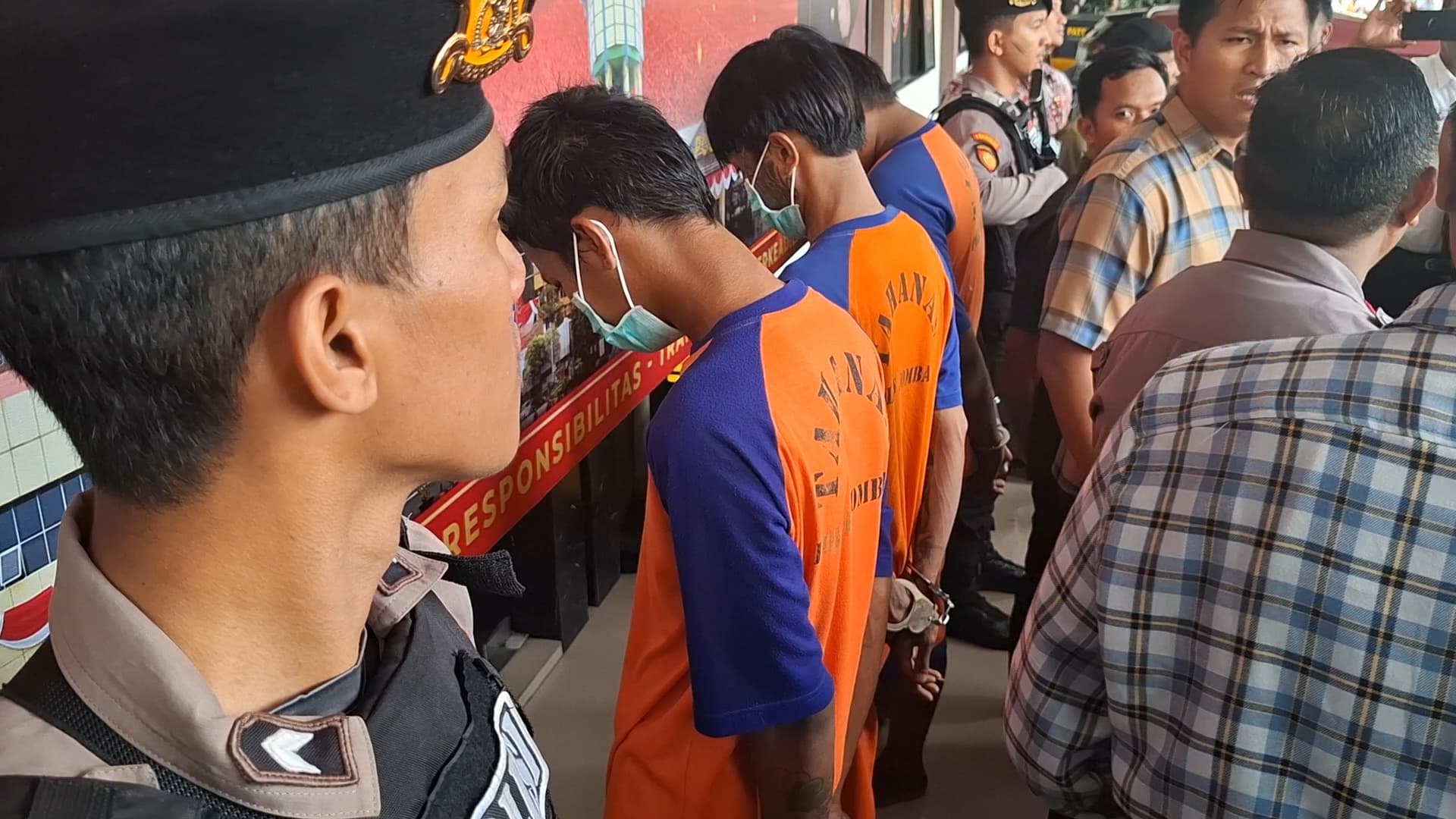 Tiga dari enam pelaku pembunuhan remaja sidoarjo di Hutan Kabuh Jombang saat dikeler polisi ke Mapolres Jombang