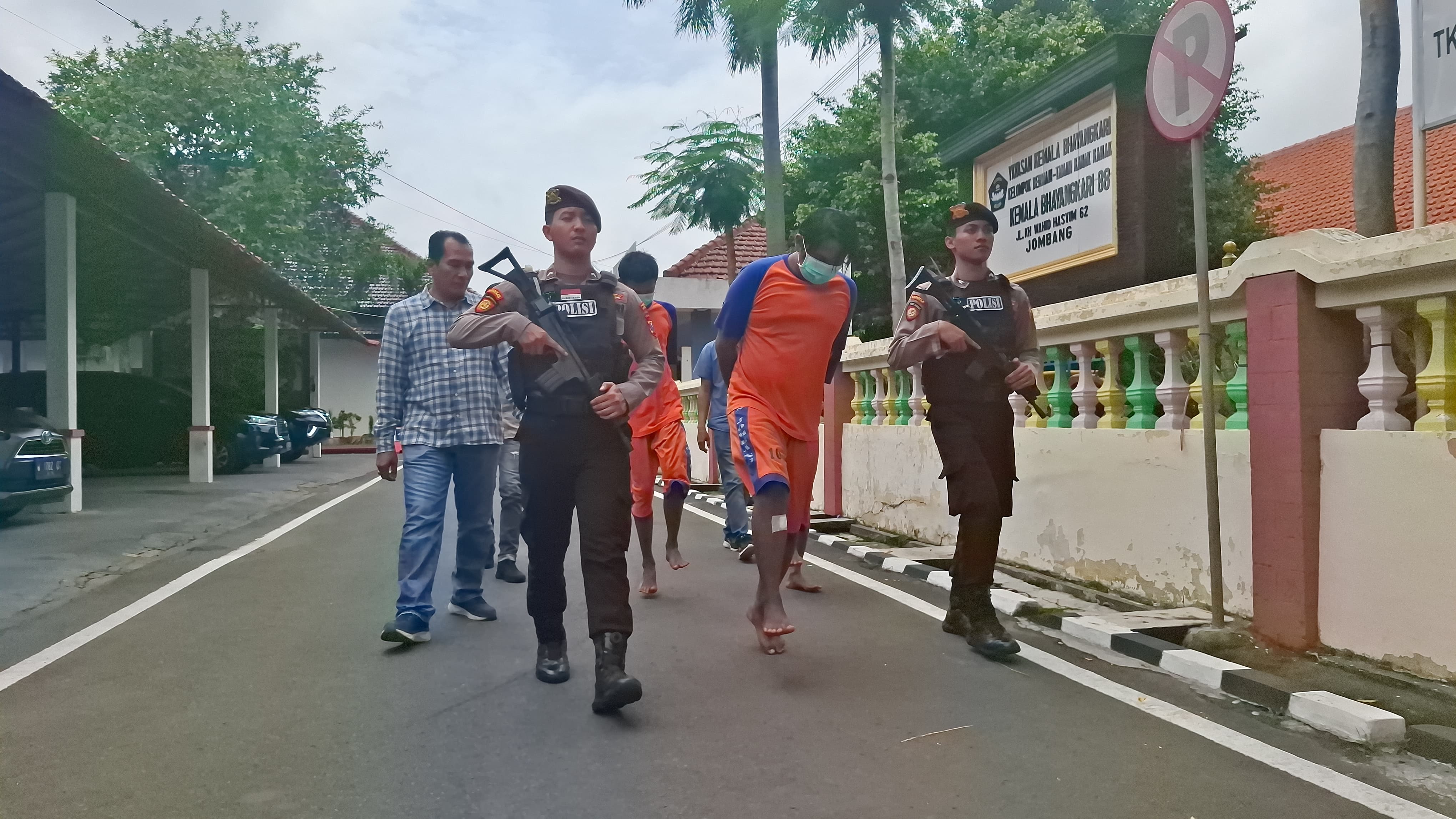 Tiga pelaku pembunuhan di hutan kabuh berjalan pincang saat digelandang polisi usai dihadiahi timah panas petugas pada bagian kaki