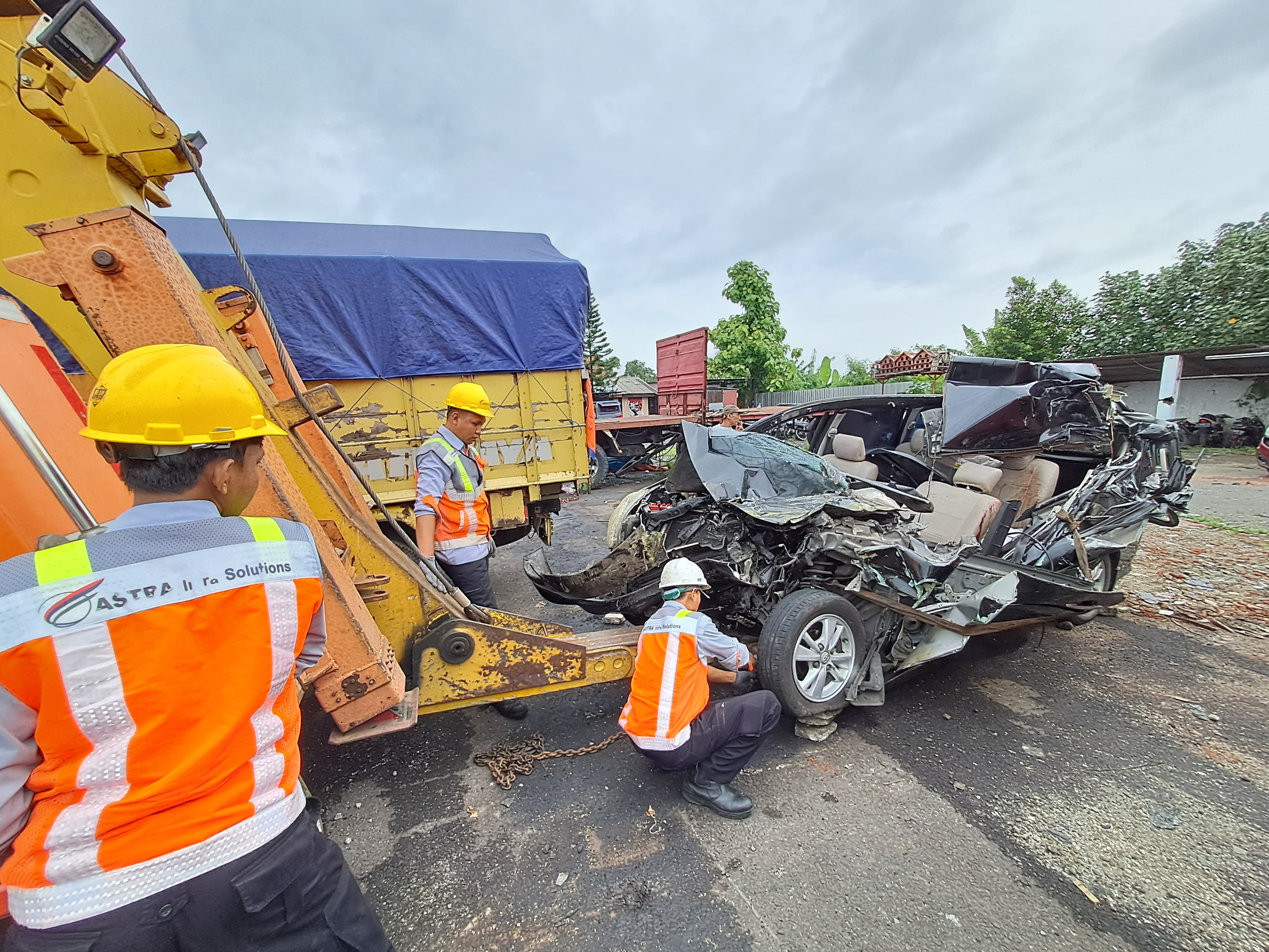Kondisi mobil berisi rombongan Dinsos Jatim menabrak truk kontainer di Tol Jomo hingga dua orang tewas di lokasi