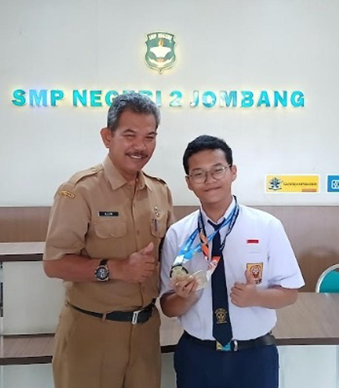 Kepala SMPN 2 Jombang, Alim, bersama Leandro Matthew Brastya Christivier.