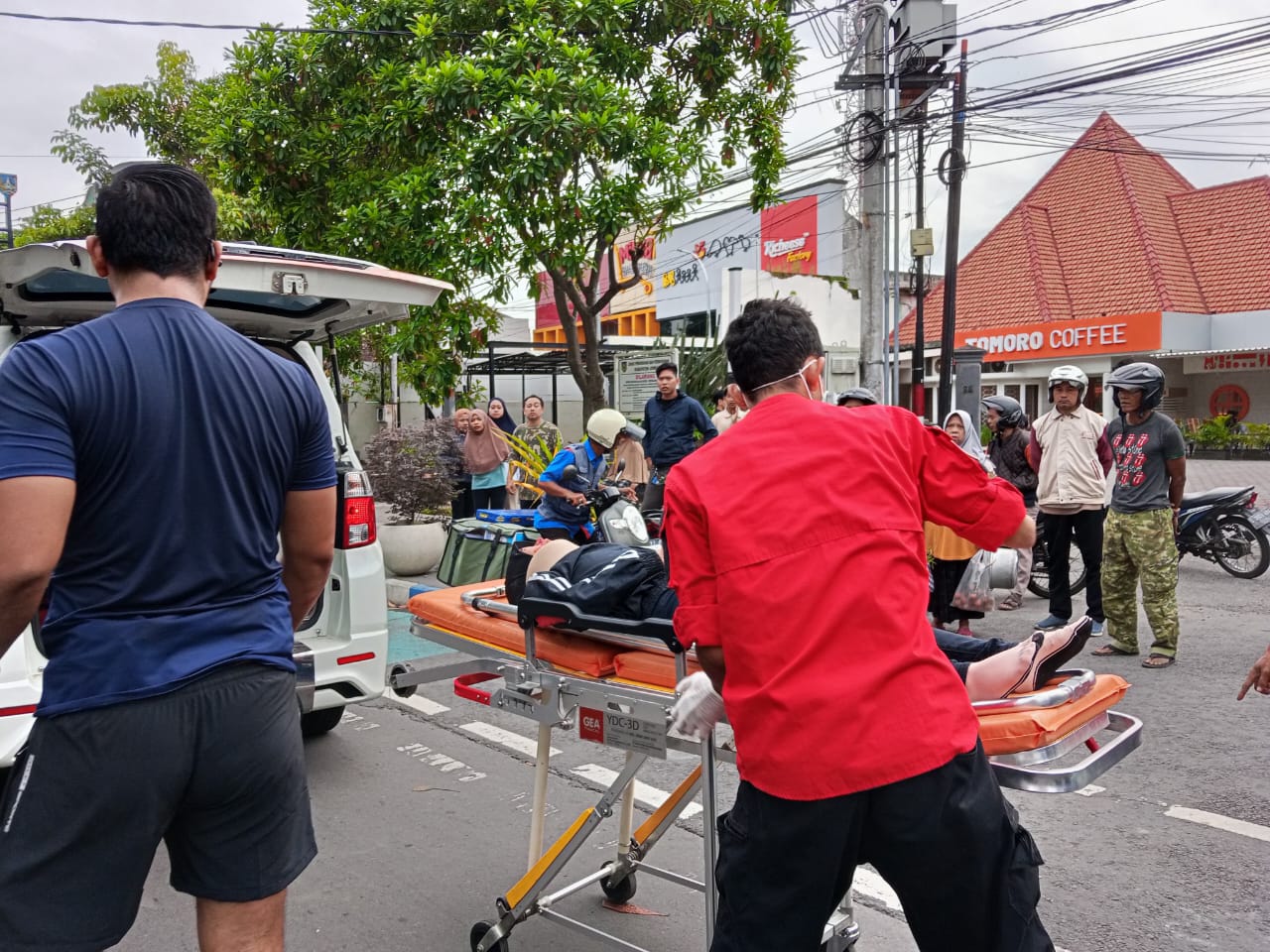 Petugas saat mengevakuasi salah satu korban lakalantas di Jl KH Wahid Hasyim Jombang (1/2)