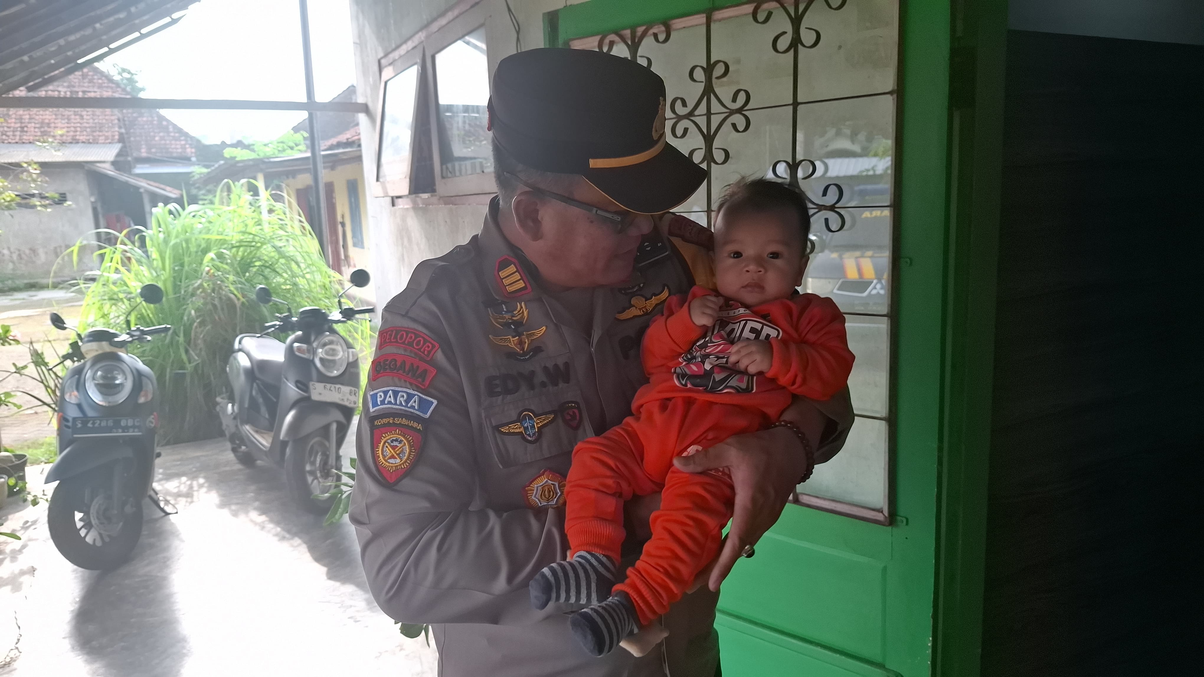 Polisi saat mengamankan bayi yang dibuang orang tuanya di Jatipelem, Diwek, Jombang