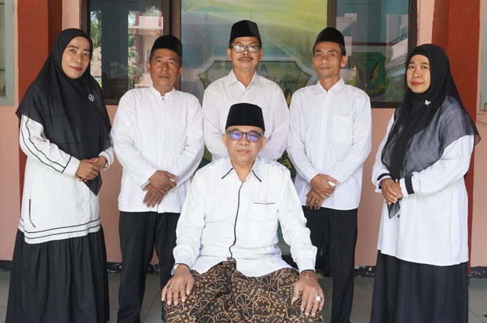 Kepala SMA Darul Ulum 3 Jombang, H Muhammad Syahir SPd MPdI (duduk) bersama guru dan staf.