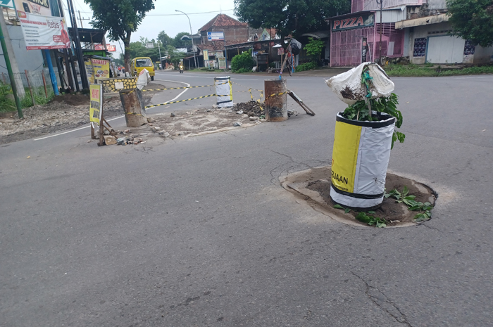 Aspal jalan di simpang tiga Blimbing, Gudo Jombang yang ambles dan membahayakan pengendara
