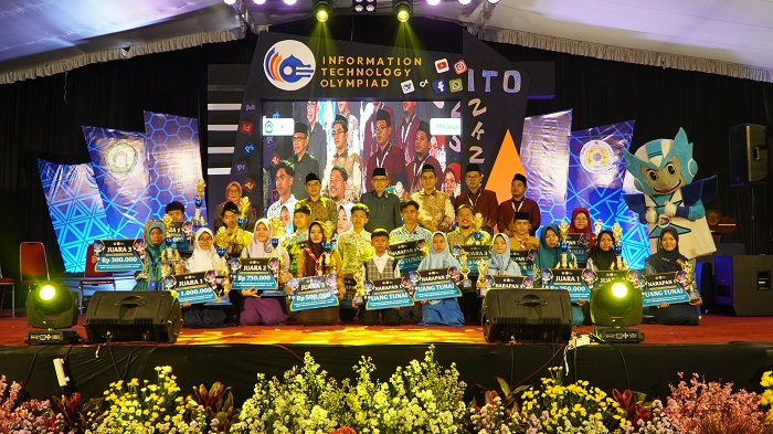 KOMPAK: Kepala SMK Telekomunikasi Darul Ulum Jombang, Nur Laila SPd, jajaran MPPDU Rejoso bersama para juara (1/2).