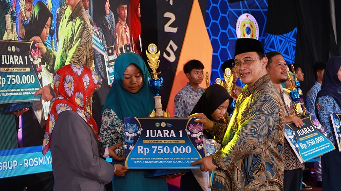 APRESIASI: Koordinator Penelitian dan Pengembangan Sarpras MPPDU Rejoso sekaligus Ketua Komite SMK Telekomunikasi Darul Ulum, Dr dr H M Zulfikar Asad MMR, menyerahkan piagam kepada juara.