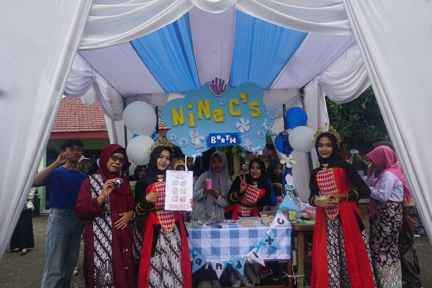 Kepala SMPN 2 Gudo, Nuril Hidayati SAg mendampingi para wali murid dan komite sekolah saat mengunjungi stan para siswa, Kamis (30/1).