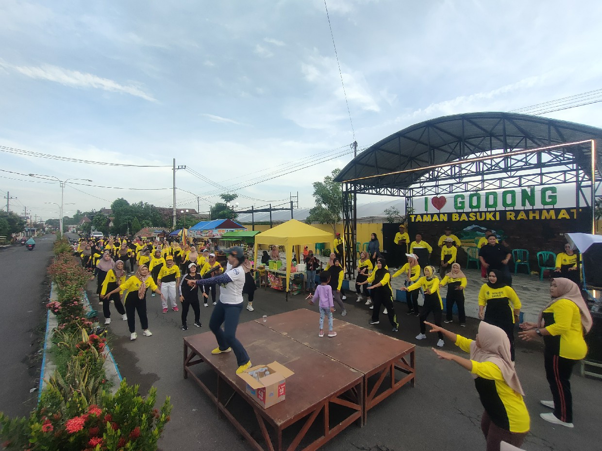 Kepala Desa Godong Dwi Marwati membaur bersama warga saat mengikuti senam bersama di acara CFD Taman Basra Desa Godong