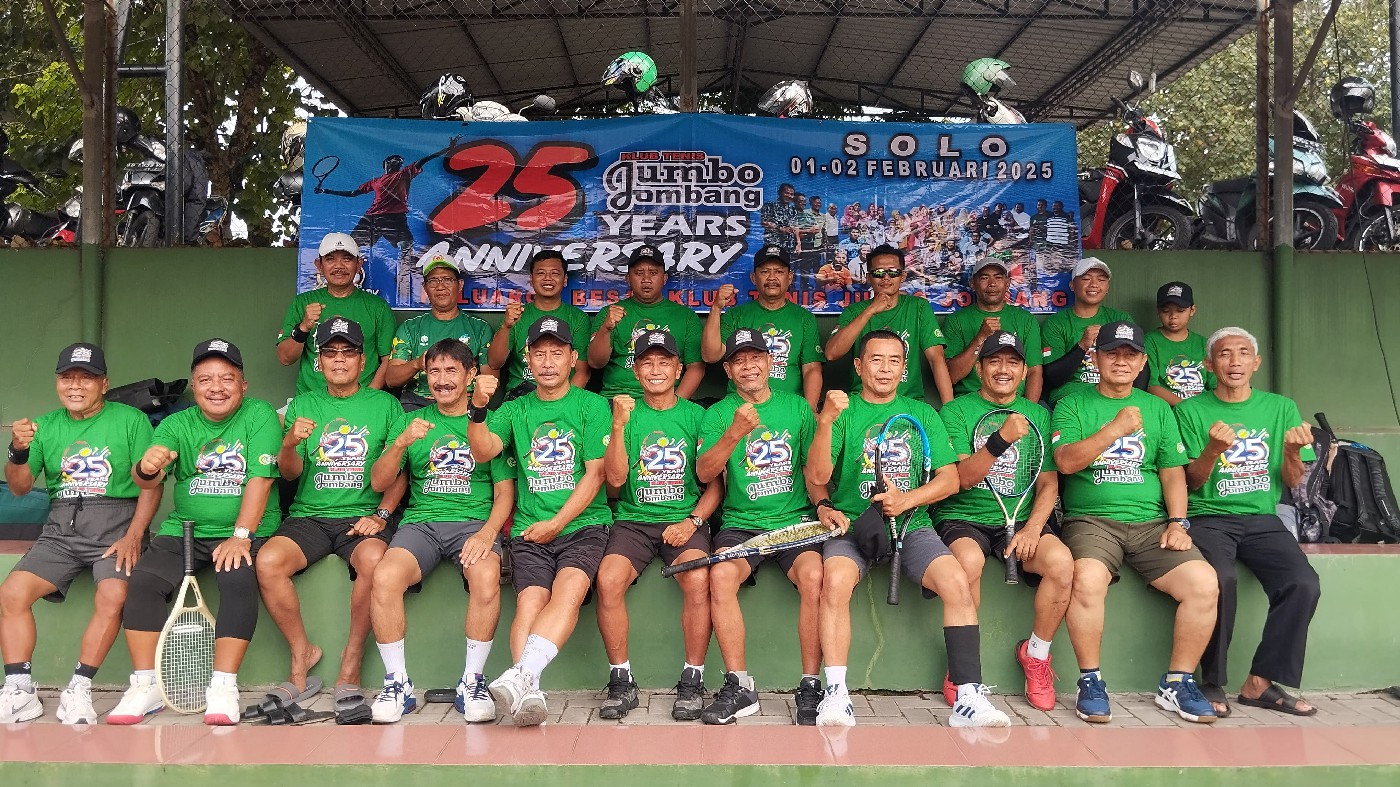 Anggota klub tenis jumbo Jombang yang merayakan 25 th anniversary di Solo