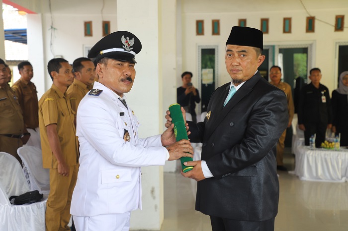 SUKSES: Pj Bupati Jombang, Drs Teguh Narutomo MM, melantik Shollahuddin sebagai Kepala Desa Antar Waktu (KDAW) Desa Karobelah, Kecamatan Mojoagung, Senin (3/2) siang.