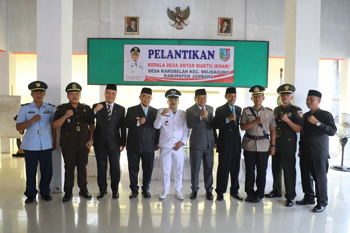SINERGI: Pj Bupati Jombang, Dr Drs Teguh Narutomo MM, Sekdakab Agus Purnomo, Forkopimda serta Kades Shollahuddin usai dilantik di kantor Desa Karobelah, Kecamatan Mojoagung, Senin (3/2)