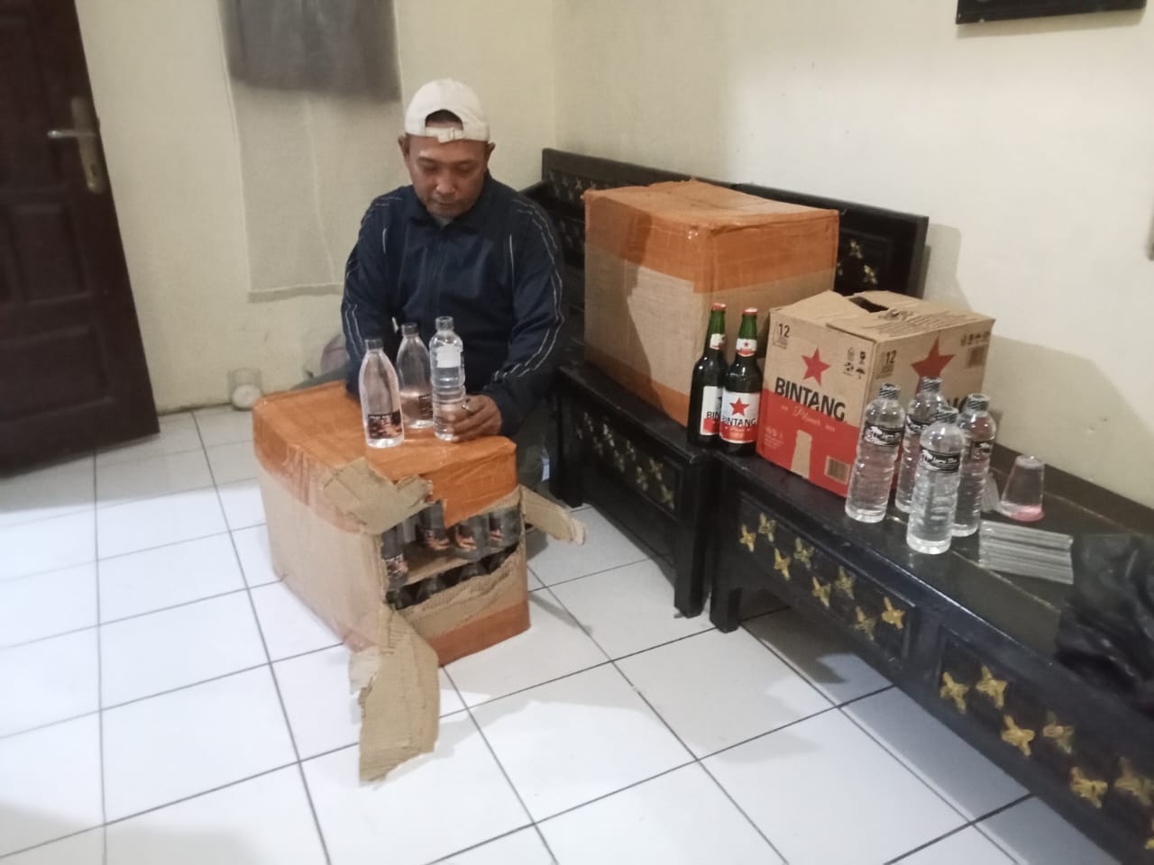 Polisi menyita miras yang dijual tanpa izin di wilayah Kabuh, Jombang Senin (3/2) malam