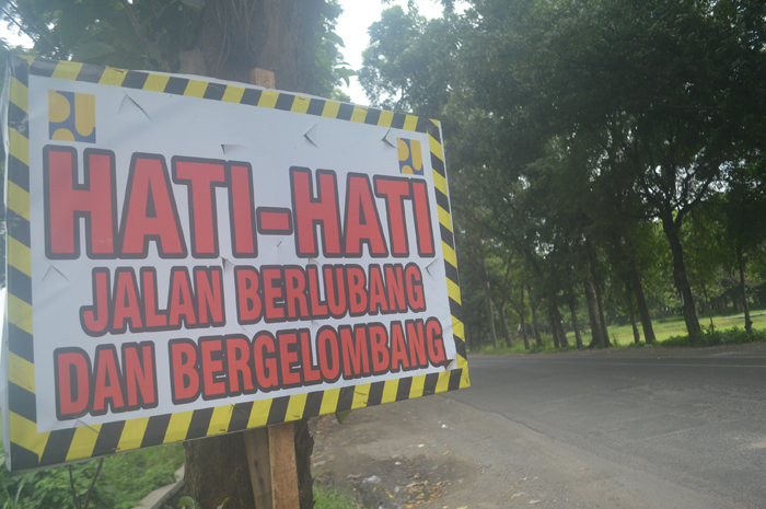 RUSAK: Plat jembatan jalan nasional di Desa Keplaksari, Kecamatan Peterongan mencuat ke atas.