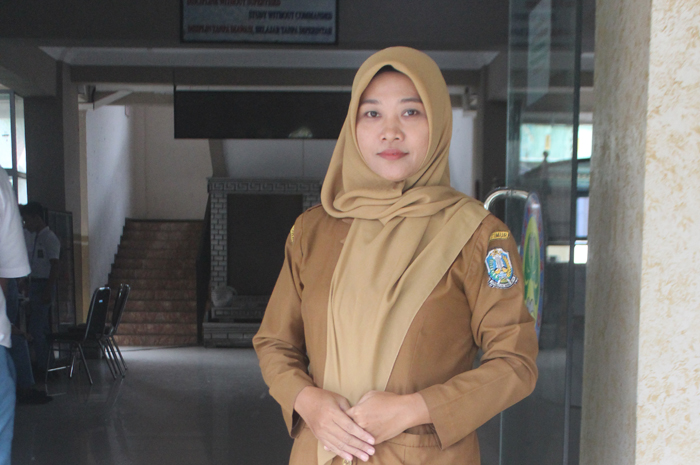 Diah Handayani SPd, Guru Matematika SMAN 2  Jombang.