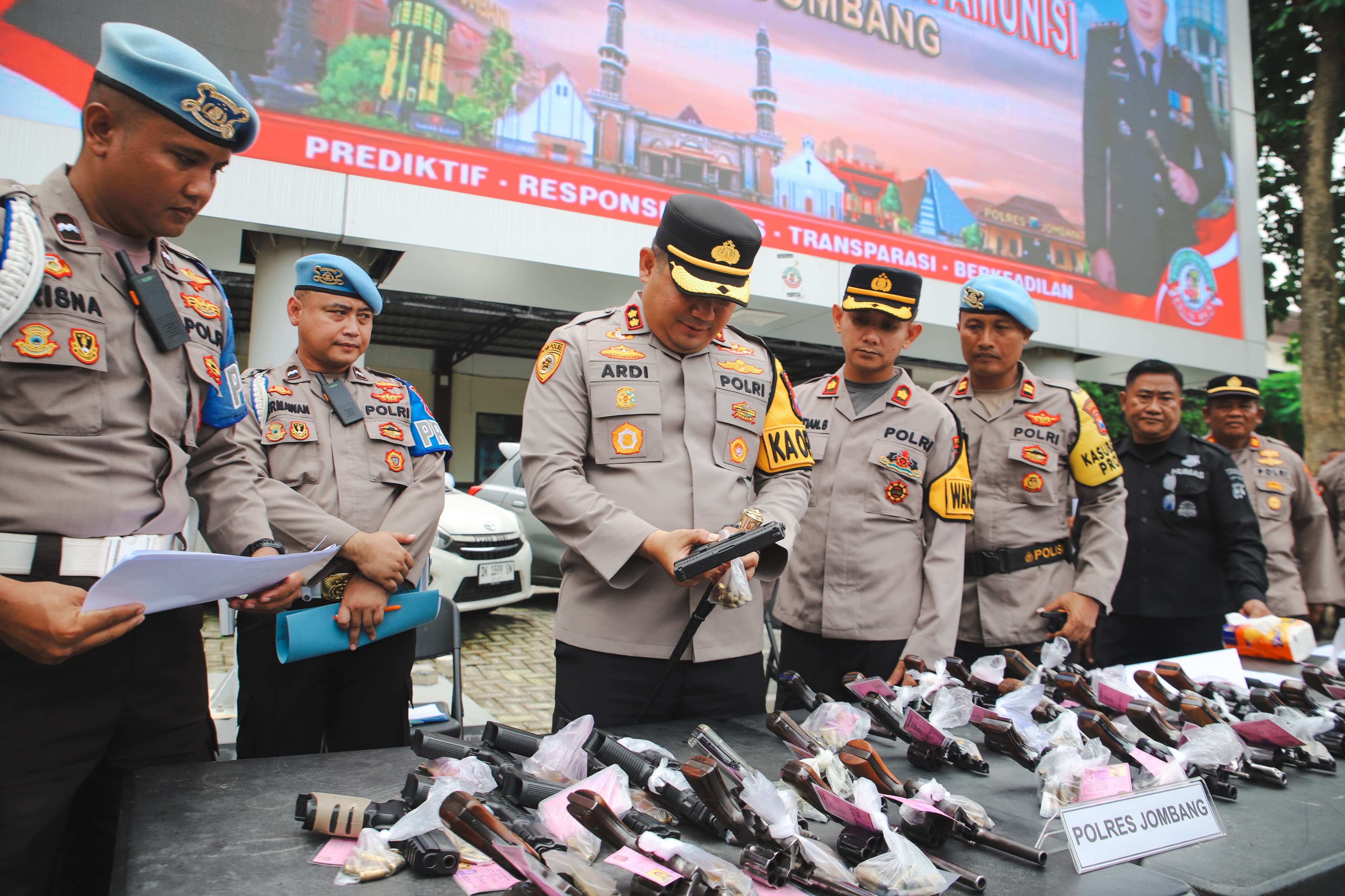 Kapolres Jombang AKBP Ardi Kurniawan saat melakukan pengecekan pada senpi anggota polisi di Polres Jombang
